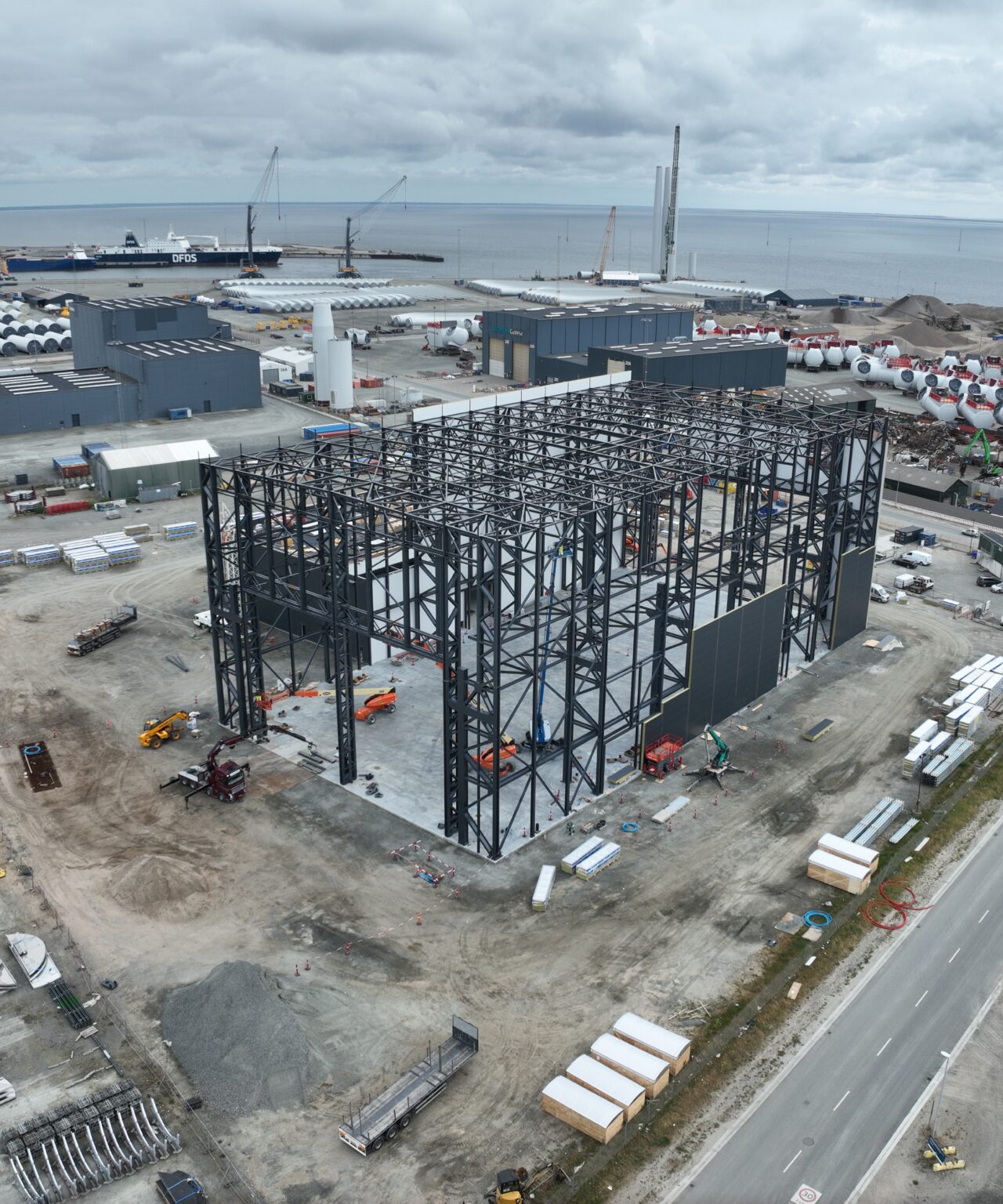 POE – opførelse af to haller